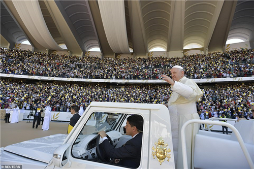 ده‌ها هزار نفر در مراسم عشای ربانی پاپ فرانسیس در امارات شرکت کردند
